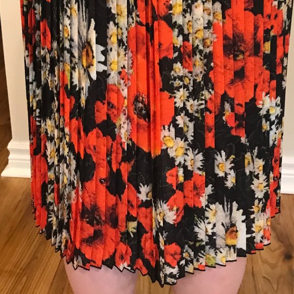 Lightweight pleated dress with Open-back - Picture 9 of 11